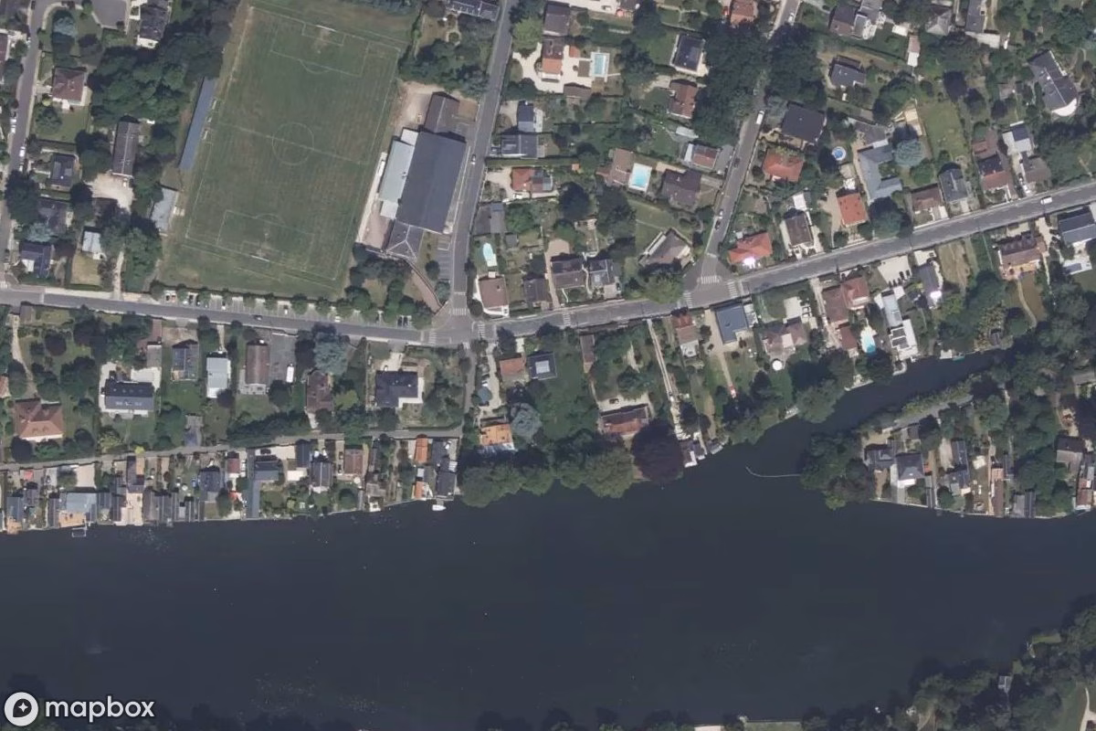 Satellitbild från luften av Maison Crash, en övergiven Bostadshus i Olivet, Frankrike