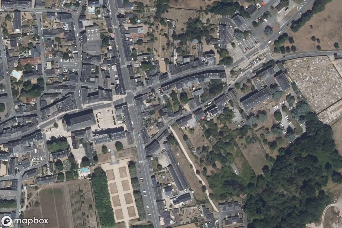 Satellittbilde fra luften av Maison Saint Georges, et forlatt Bolighus i Saint-Georges-sur-Loire, Frankrike
