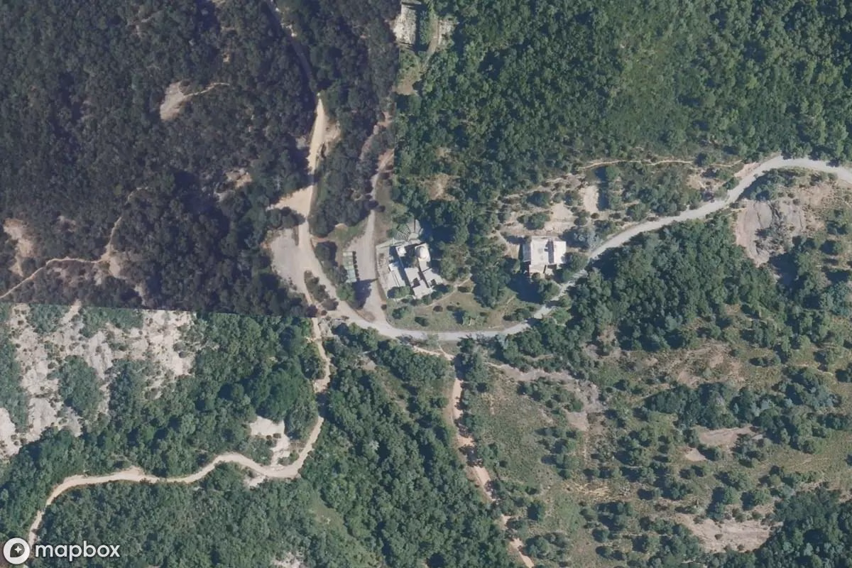 Satellitbillede set fra luften af Kapelle Farcis, et forladt Kirke i Mandelieu-la-Napoule, Frankrig