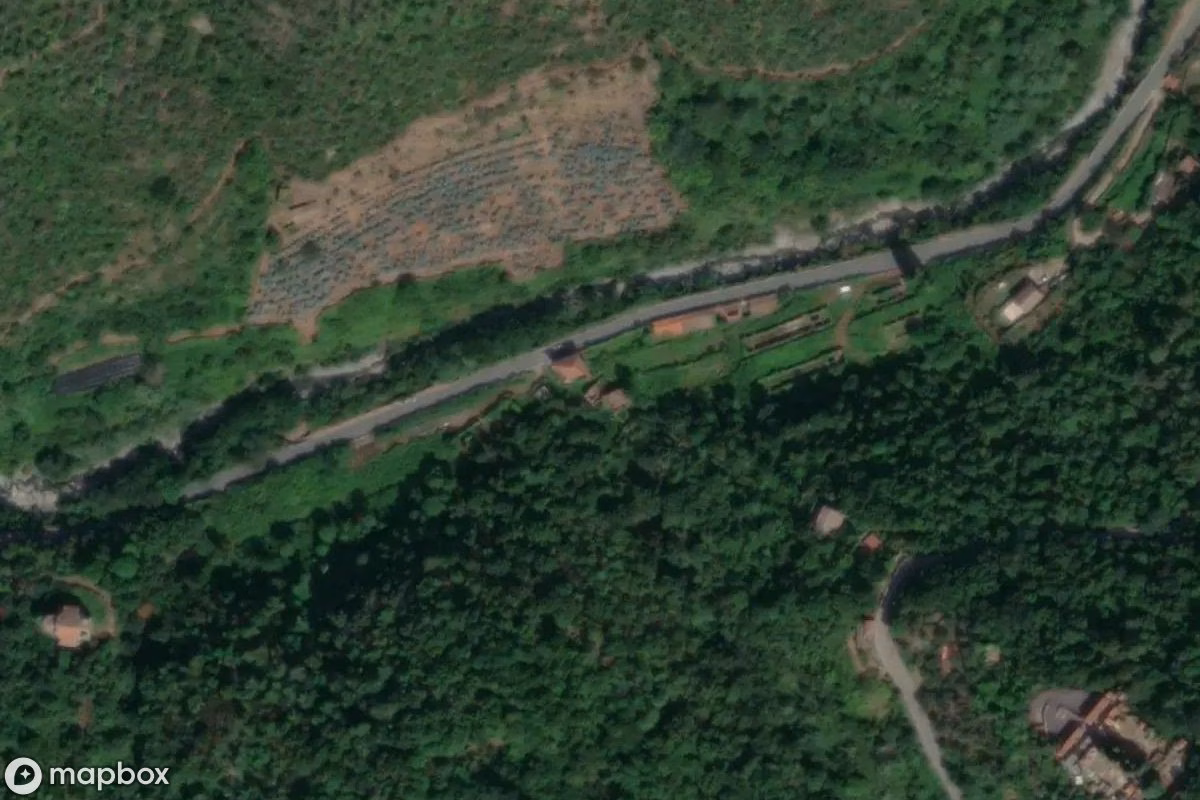 Satelitní letecký pohled na Lost Place, opuštěné  v Castel Vittorio, Itálie