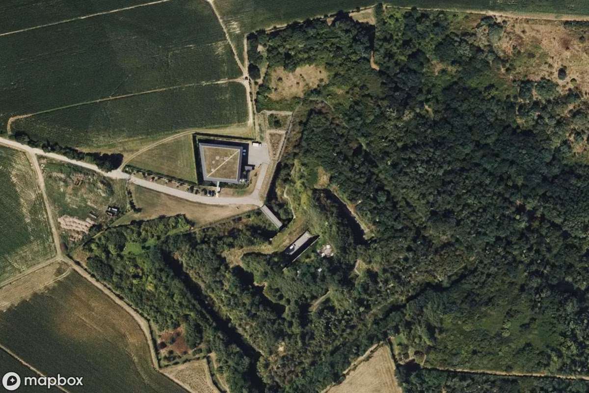 Satellitbillede set fra luften af Fort Carrer, et forladt Militært anlæg i Corbas, Frankrig