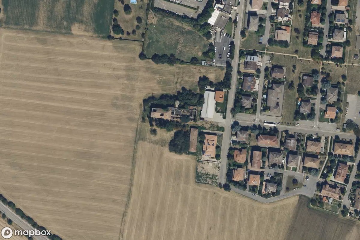 Műholdas légi felvétel Fabrik helyszínről, egy elhagyatott Gyár itt: Taneto, Olaszország