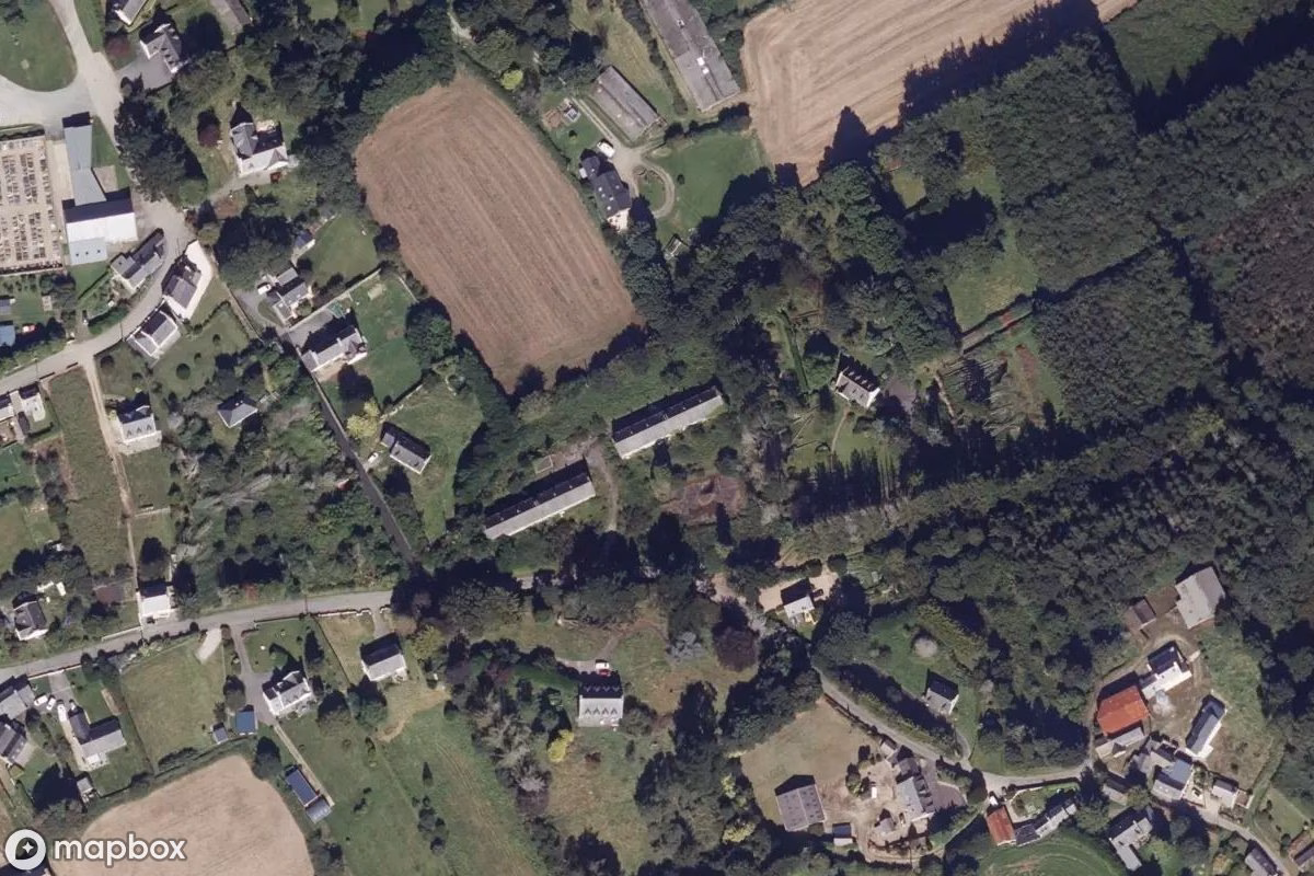 Satelitarny widok z lotu ptaka Verlassenes Gebäude Commana, opuszczone  w Commana, Francja