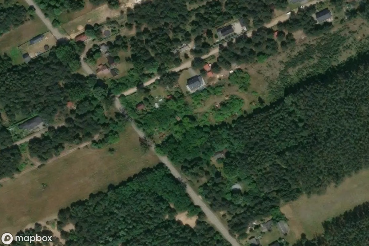 Satellittbilde fra luften av Autofriedhof PRL, et forlatt Kirkegård i Karolew, Polen