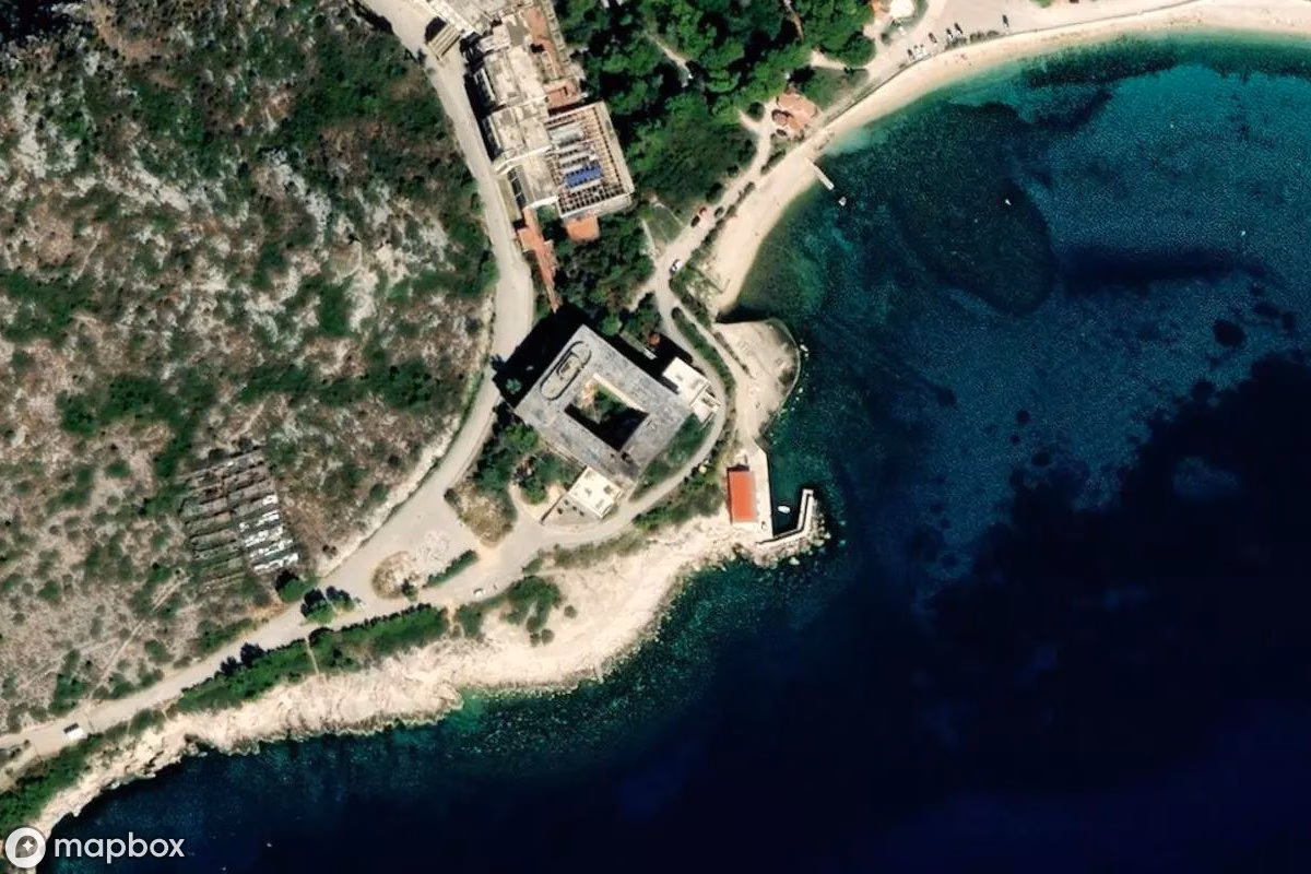 Vista aérea por satélite de Hotel, un Hotel abandonado en Kupari, Croacia