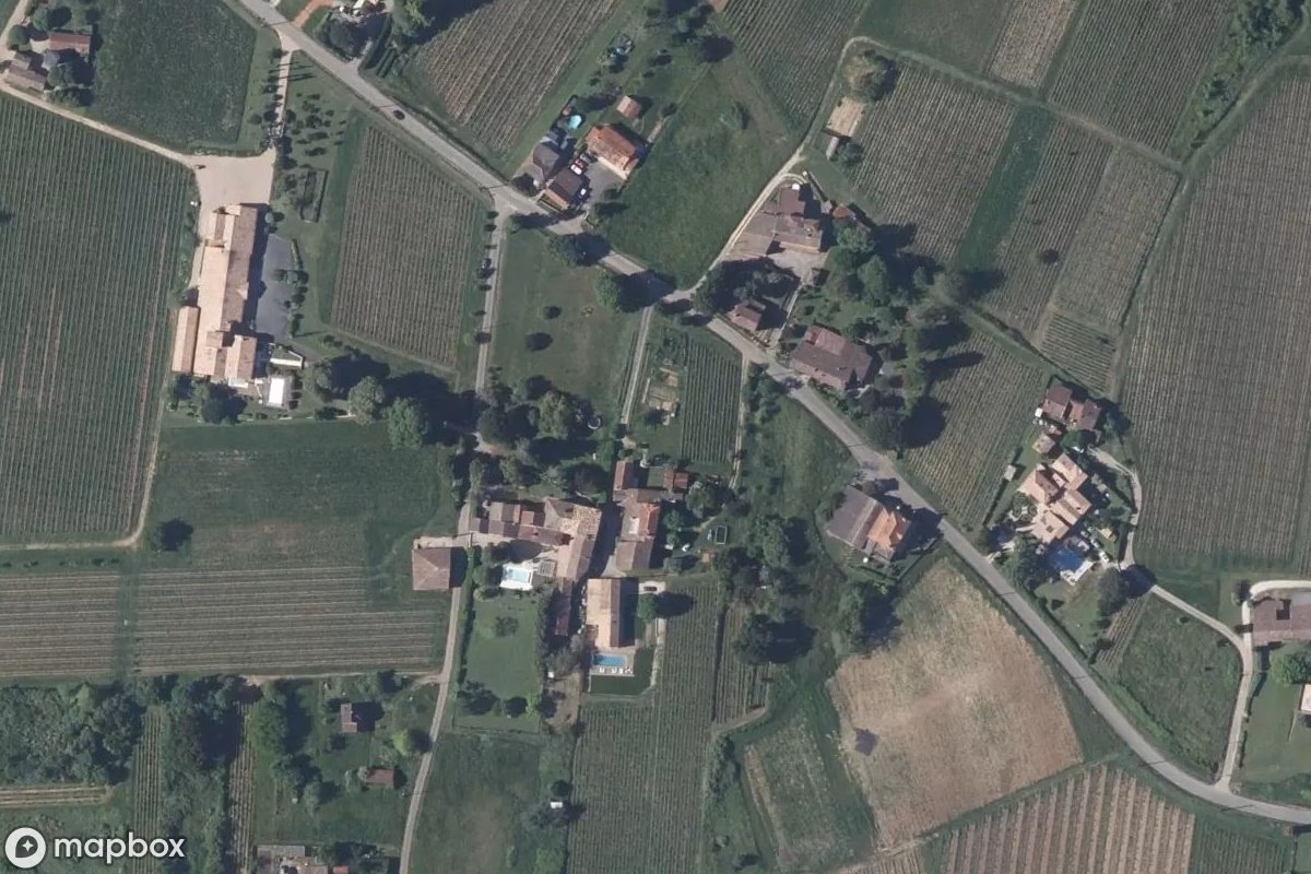 Vista aérea por satélite de VW, un Vehículo abandonado en Belvès-de-Castillon, Francia