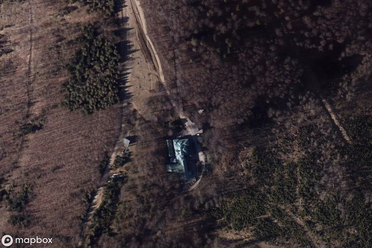 Satellitbild från luften av Schutzhaus Szyndzielnia, en övergiven  i Bystra, Polen