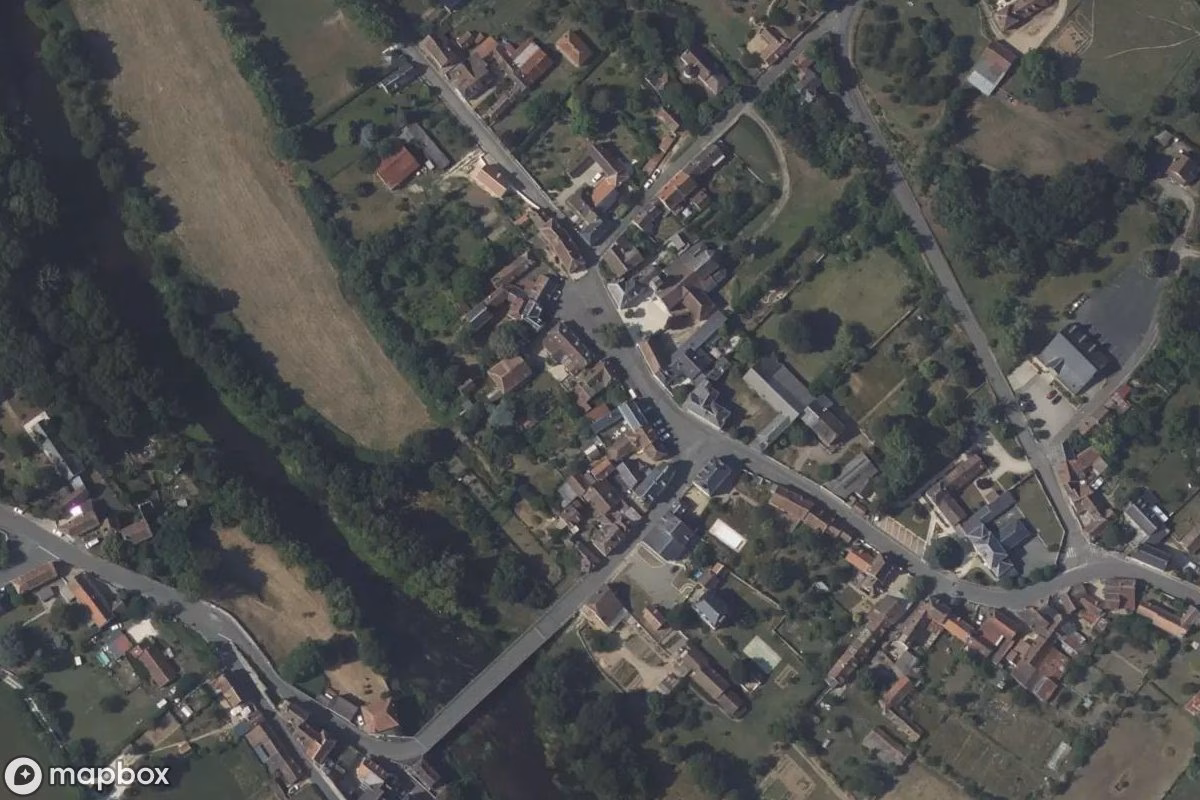 Satelitarny widok z lotu ptaka Manoir de la Concorde, opuszczone Dom mieszkalny w Mérigny, Francja