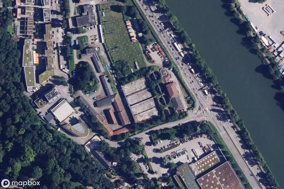 Satellitbild från luften av Neckar-Wasserwerk, en övergiven Fabrik i Stuttgart, Tyskland