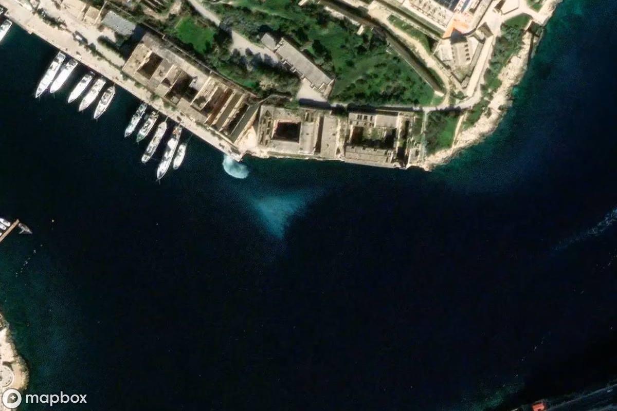 Satellietbeeld vanuit de lucht van Schiffswrack, een verlaten  in Gżira, Italië