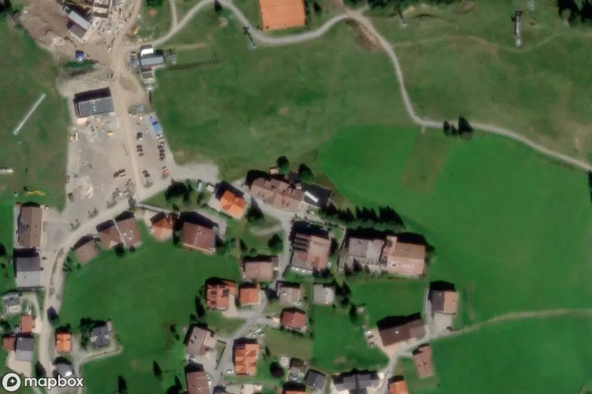 Satellietbeeld vanuit de lucht van Hotel, een verlaten Hotel in Berwang, Oostenrijk