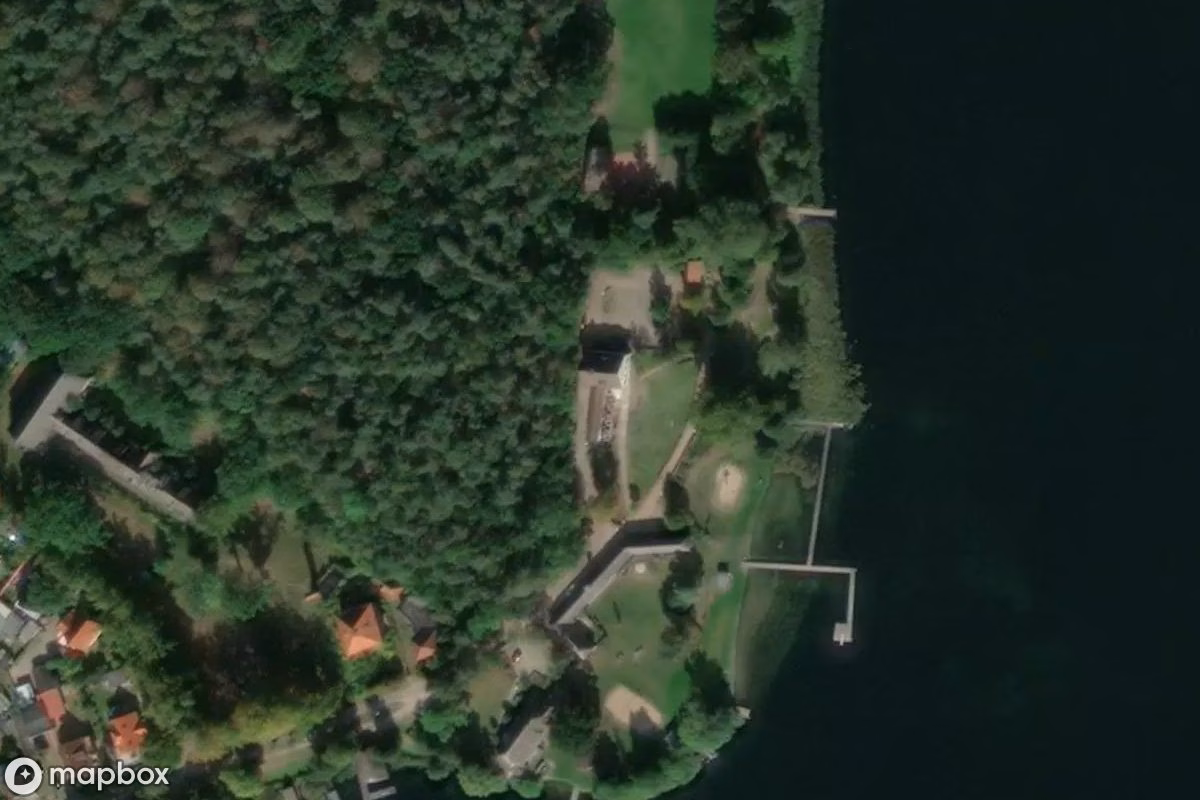 Vue aérienne satellite de Hotel, un Hôtel abandonné à Krakow am See, Allemagne