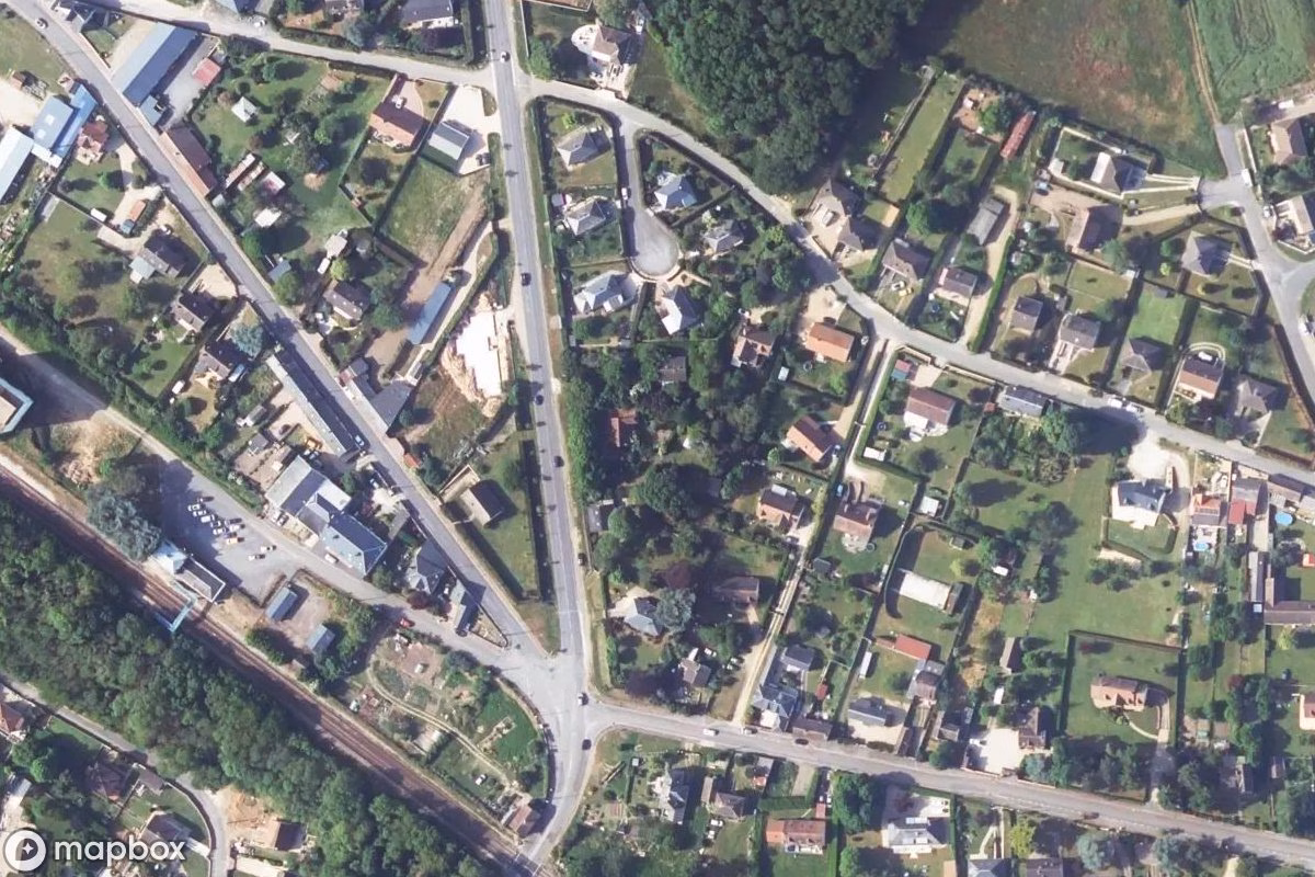 Satelitarny widok z lotu ptaka Maison Xxx, opuszczone Dom mieszkalny w La Madeleine-de-Nonancourt, Francja