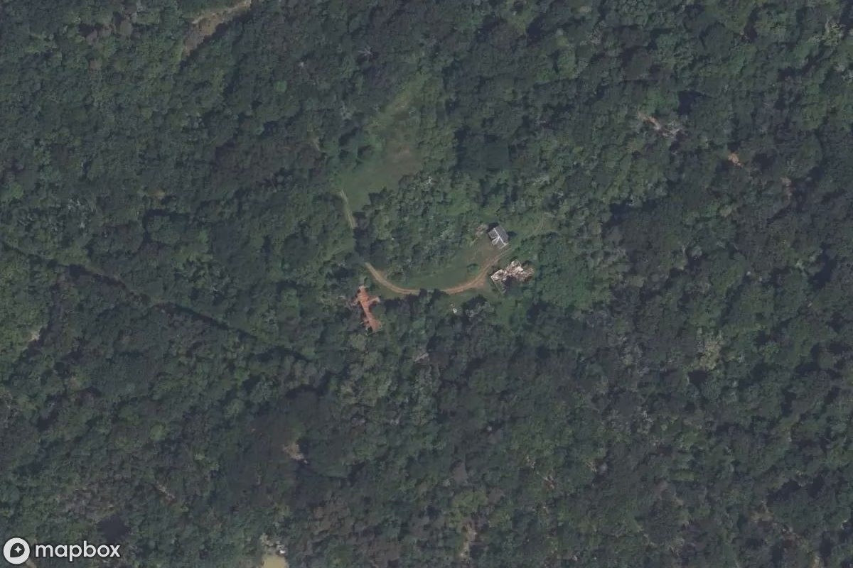 Vue aérienne satellite de Maison Corp, un Résidence abandonné à Tigy, France
