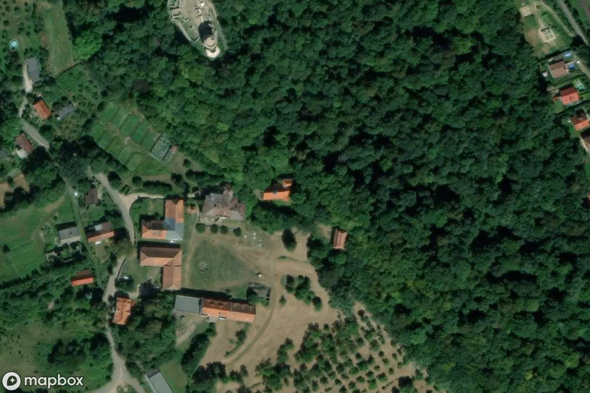 Satelitarny widok z lotu ptaka Kirche Hl. Hedwig Wleń, opuszczone Kościół w Łupki, Polska