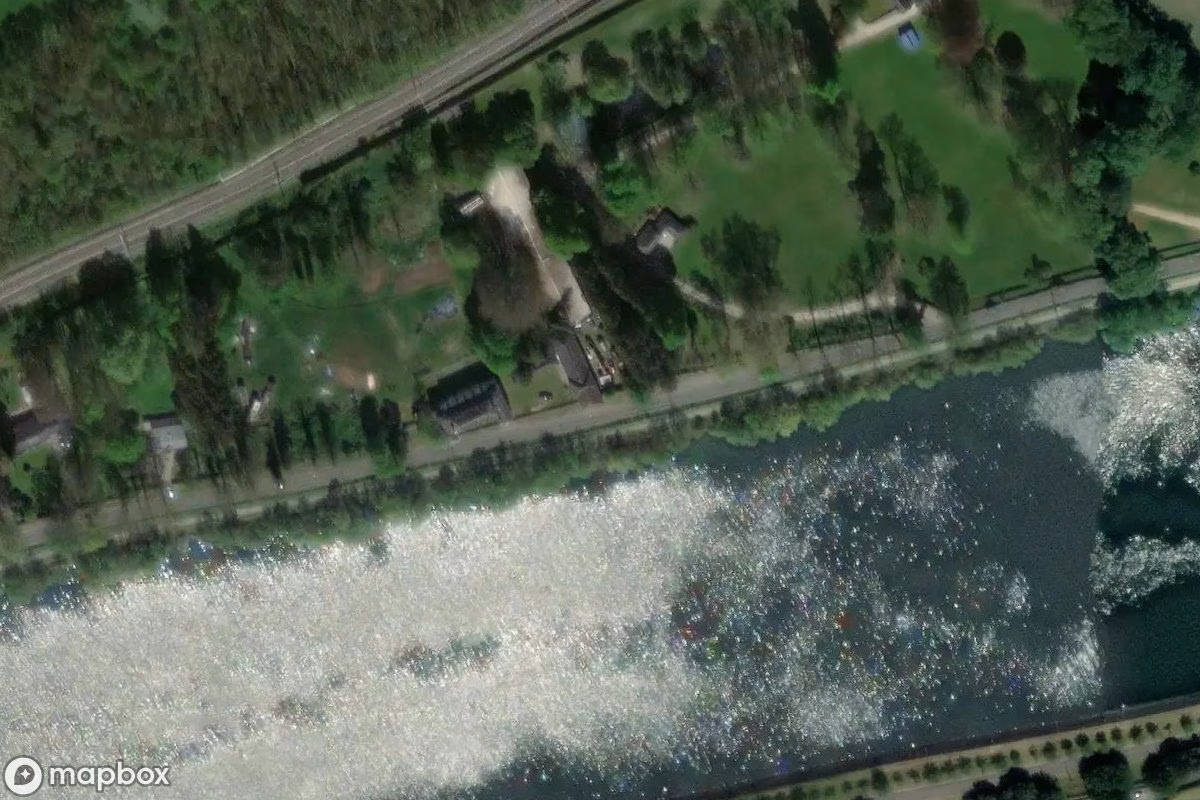 Aerial satellite view of Altes Eisen 2 Autos, an abandoned Vehicle in Wanze, Belgium