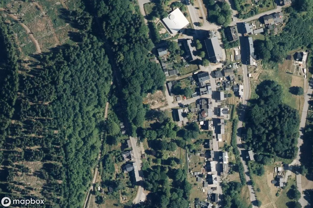 Satellietbeeld vanuit de lucht van Haus des Glaubens, een verlaten  in Johanngeorgenstadt, Duitsland