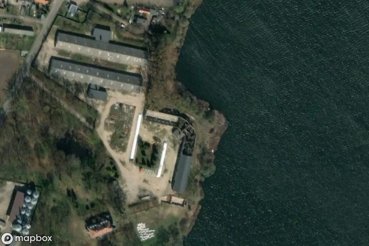 Satellietbeeld vanuit de lucht van Der Haken des Sees, een verlaten in Buszewo, Polen
