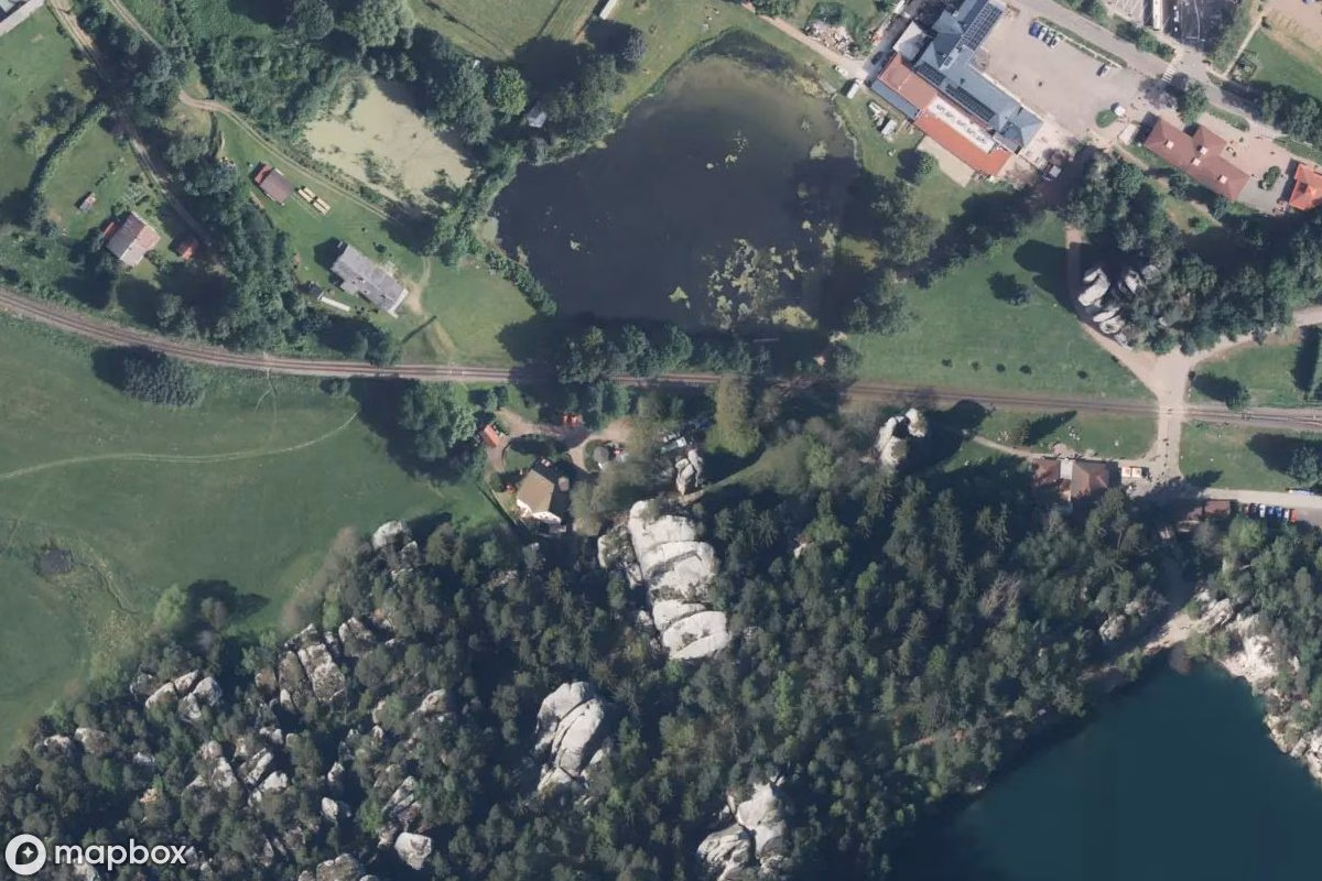 Vue aérienne satellite de Adršpašské Skály, un  abandonné à Adršpach, Tchéquie