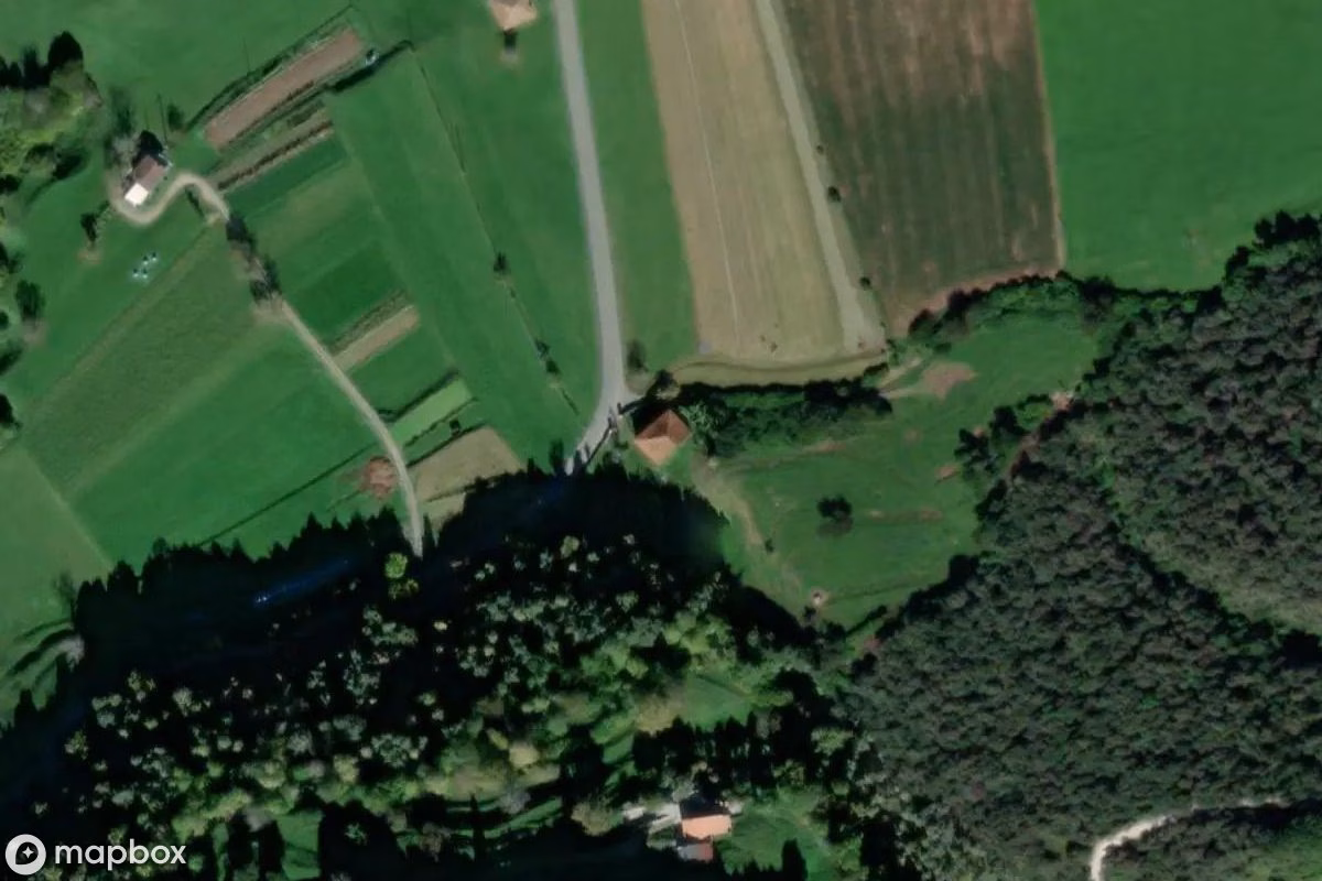 Satelitní letecký pohled na Bauernhaus, opuštěné  v Tremosine sul Garda, Itálie