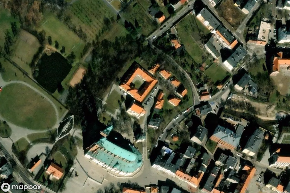 Satellitbillede set fra luften af Archidiözesan-Museum, et forladt Museum i Gniezno, Polen