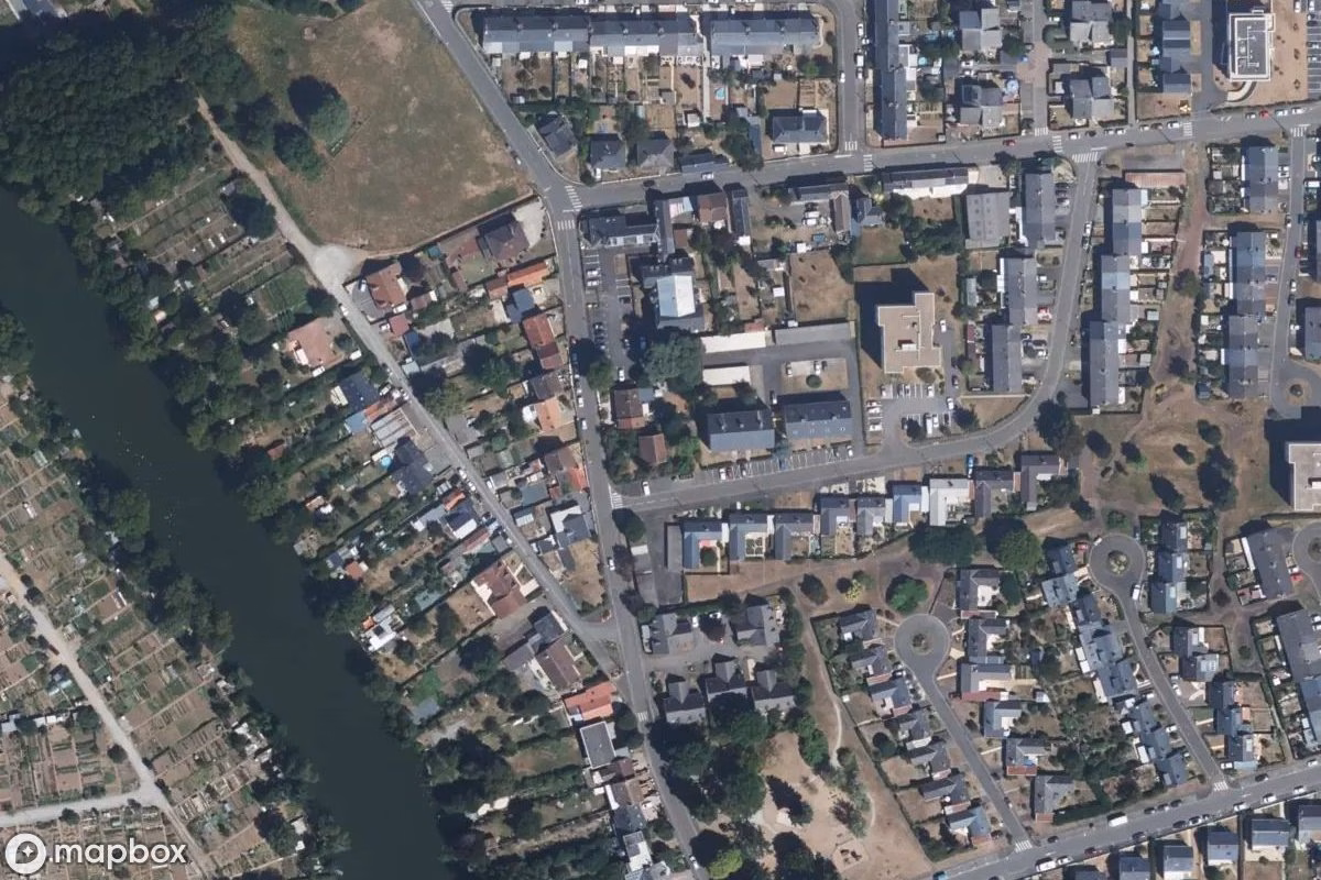 Vue aérienne satellite de Maison Coul, un Résidence abandonné à Coulaines, France