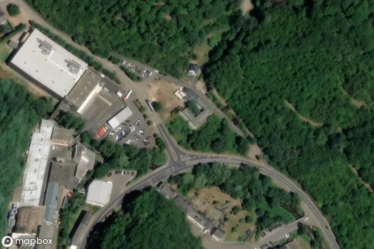 Vista aérea por satélite de Haus, un  abandonado en Alf, Alemania