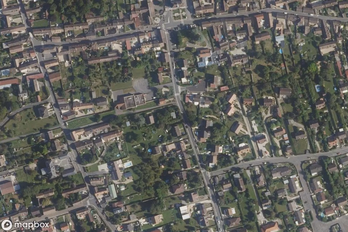 Satellitbillede set fra luften af Kleine verlassene Maison, et forladt Beboelseshus i La Grande-Paroisse, Frankrig