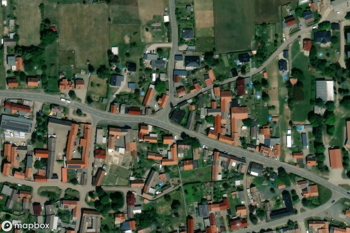 Satellittbilde fra luften av Gasthof, et forlatt Hotell i Harzgerode, Tyskland