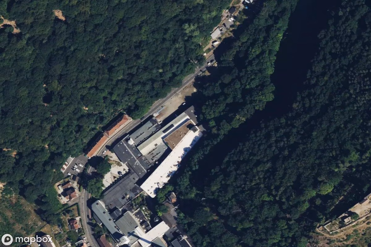 Satellietbeeld vanuit de lucht van Papierfabrik, een verlaten Fabriek in Neustadt an der Weinstraße, Duitsland