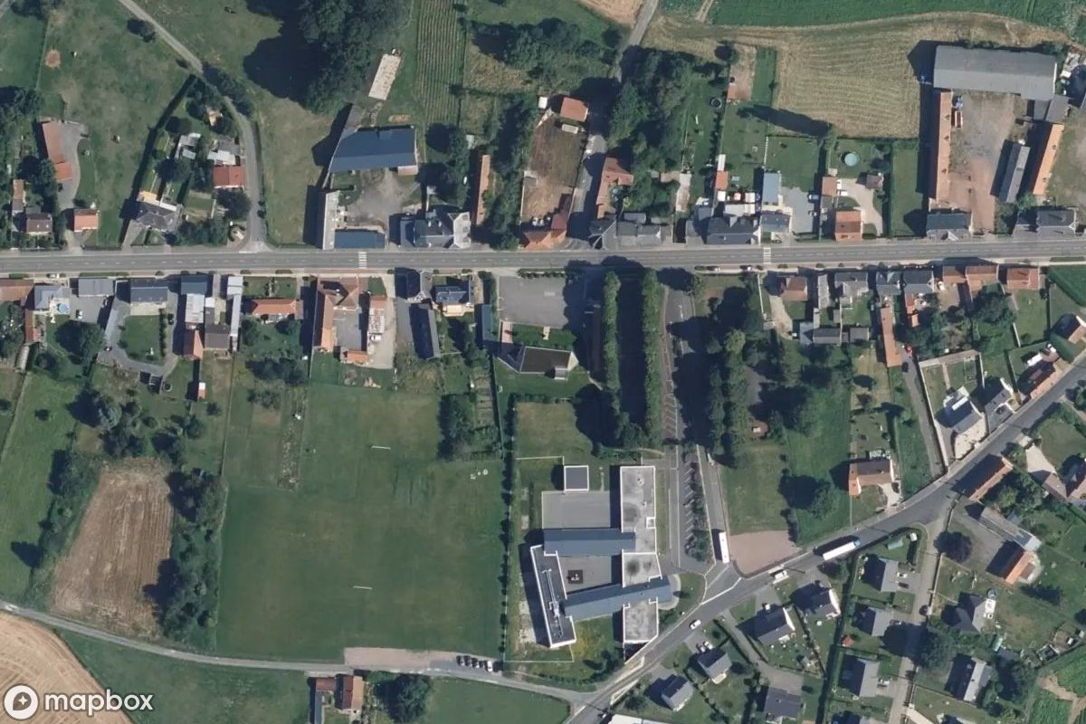 Vue aérienne satellite de Kirche Saint-Quentin, un  abandonné à Estrées-Deniécourt, France