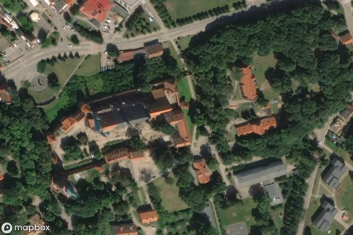 Satellietbeeld vanuit de lucht van Kopernikus-Museum Frombork, een verlaten Museum in Frombork, Polen