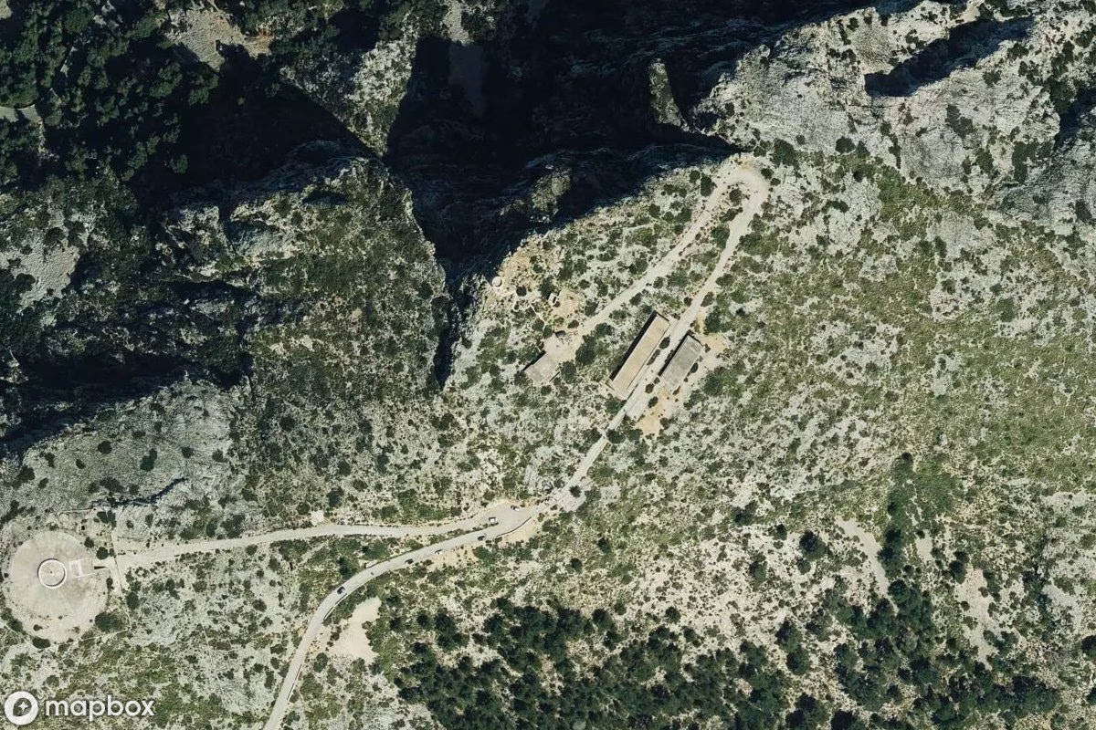 Satelitní letecký pohled na Radarstation, opuštěné Vojenský objekt v Pollença, Španělsko