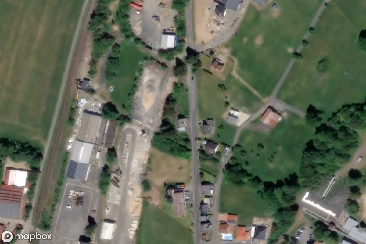 Satelitní letecký pohled na Haus des Wächters, opuštěné  v Enspel, Německo