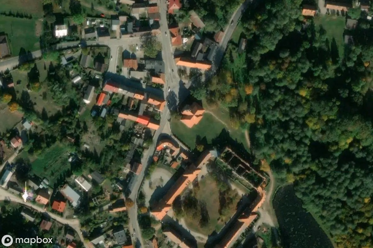 Vista aérea por satélite de Evangelische Kirche, un Iglesia abandonado en Goszcz, Polonia