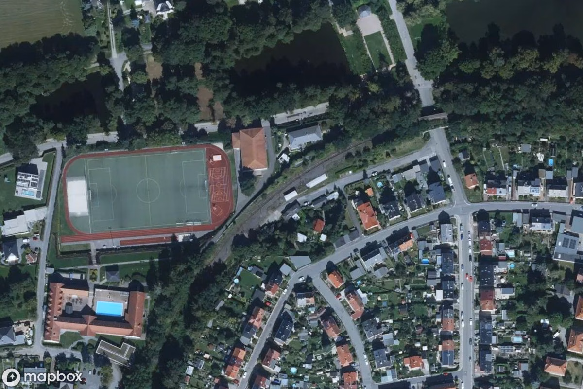 Satellietbeeld vanuit de lucht van Bahnhof, een verlaten Station in Werdau, Duitsland