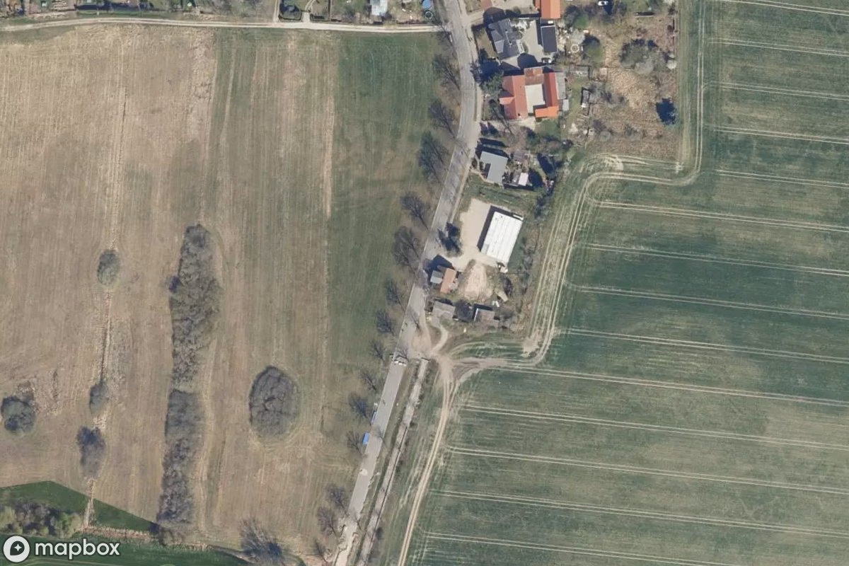 Satellietbeeld vanuit de lucht van Wohnhaus, een verlaten Woonhuis in Schönerlinde, Duitsland