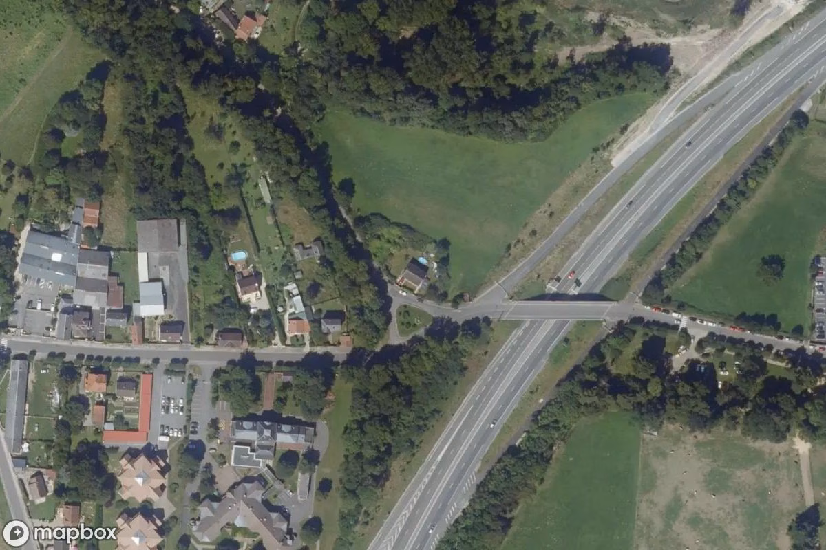 Satellitbild från luften av Maison Vival, en övergiven Bostadshus i Nanteuil-le-Haudouin, Frankrike