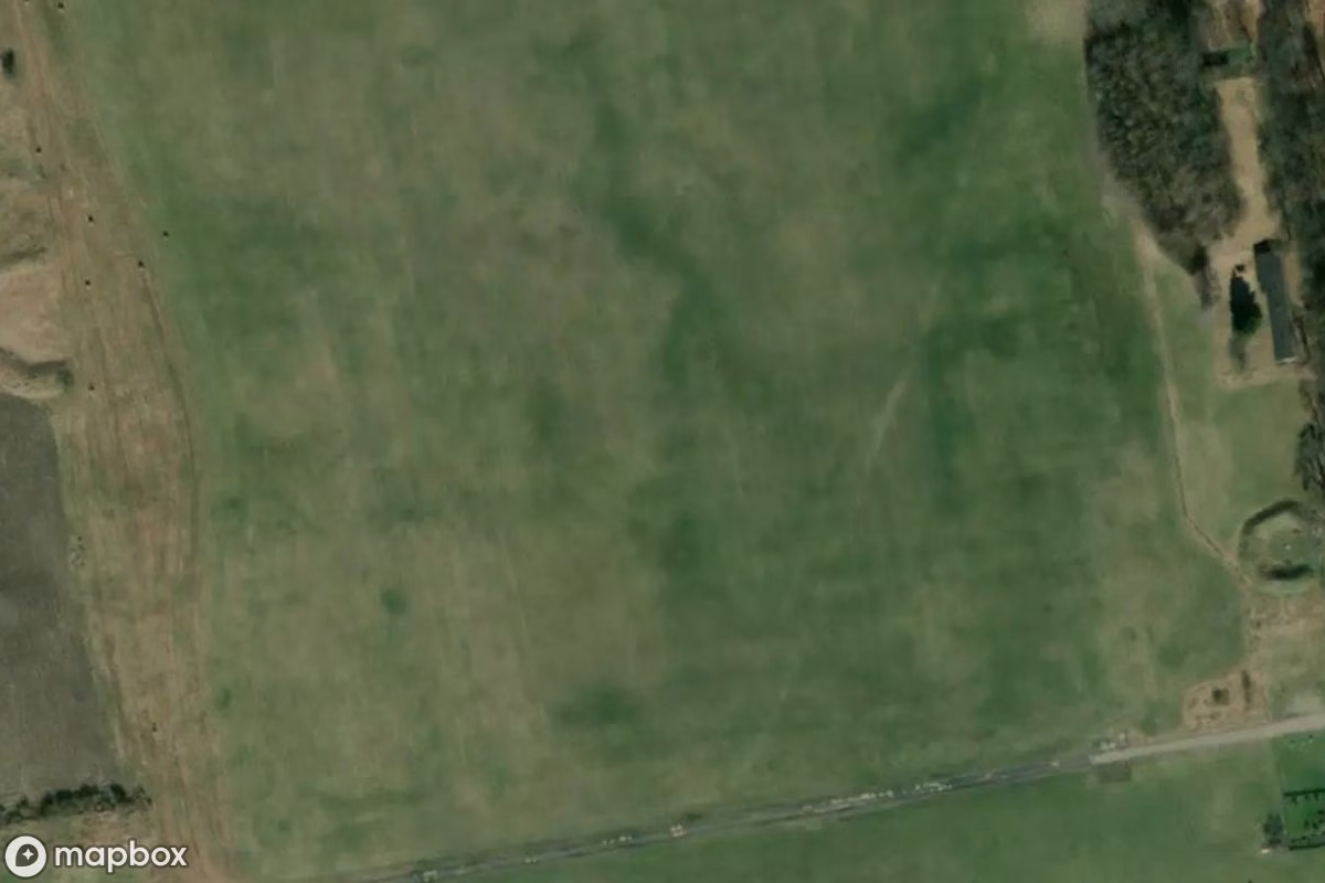 Vue aérienne satellite de Flugplatz Kętrzyn Wilamowo, un  abandonné à Wajsznory, Pologne