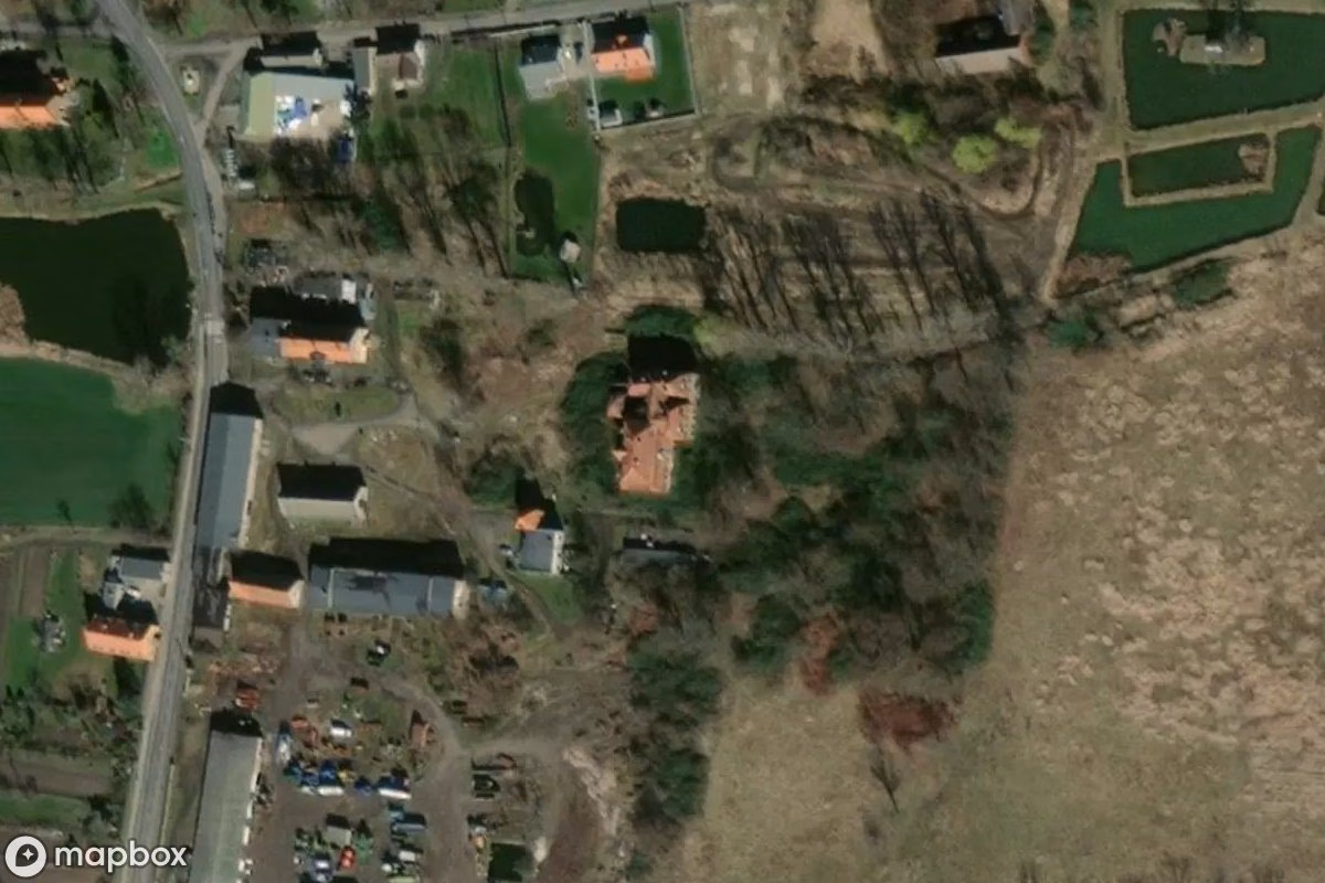 Vista aérea por satélite de Palast in Glinka, un  abandonado en Glinka, Polonia