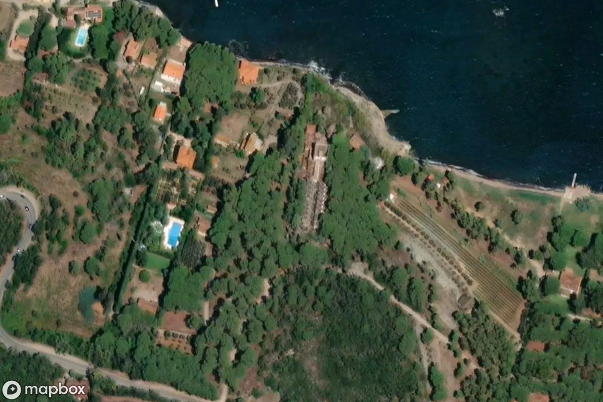 Satellietbeeld vanuit de lucht van Hotel, een verlaten Hotel in Portoferraio, Italië