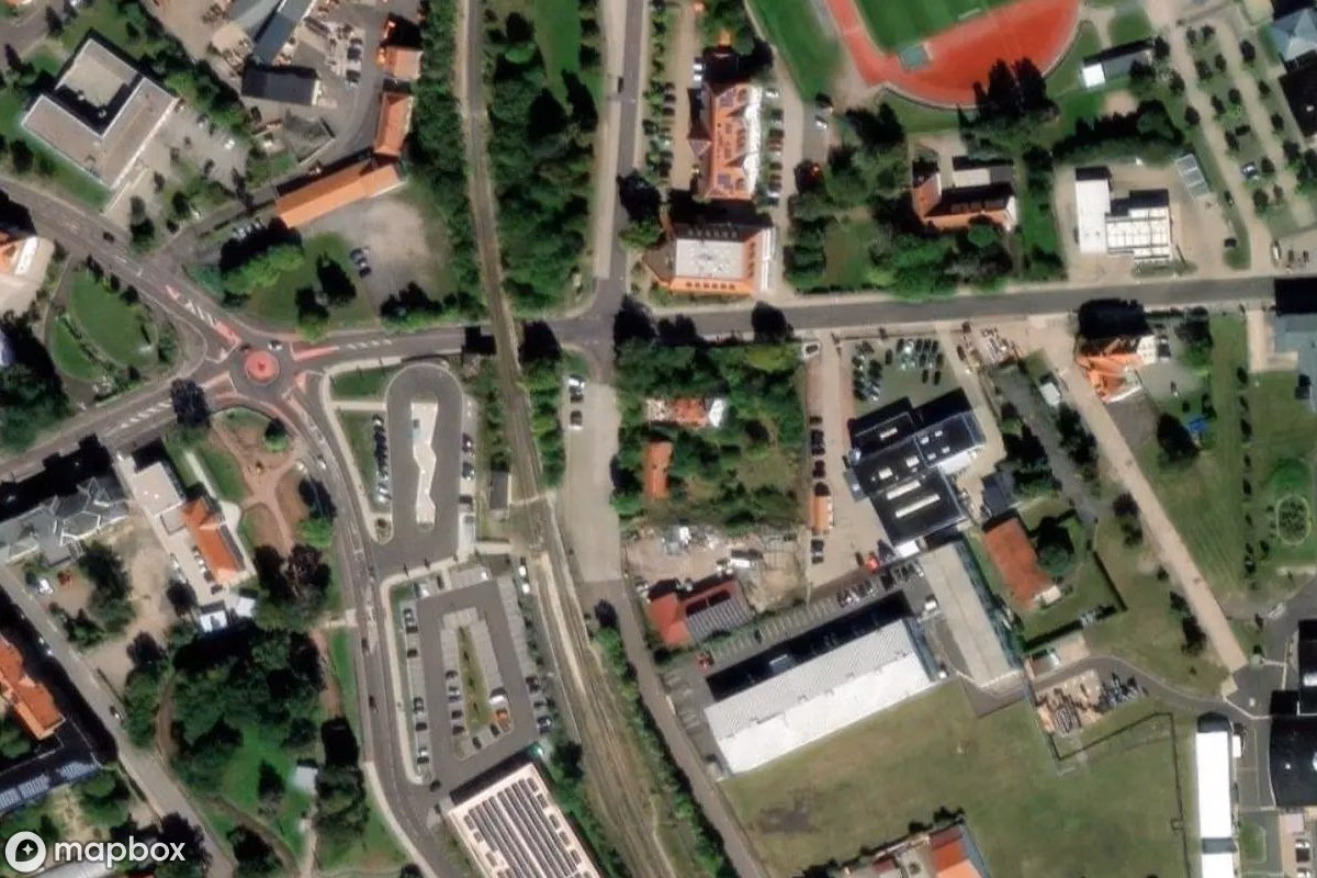 Satellietbeeld vanuit de lucht van Hausruine, een verlaten Ruïne in Waltershausen, Duitsland