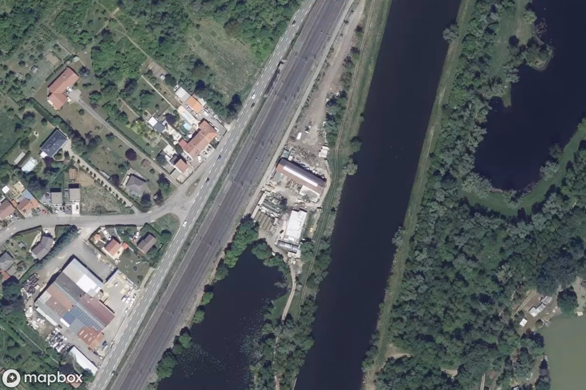 Satellitbillede set fra luften af Garage Bob, et forladt  i Ars-sur-Moselle, Frankrig