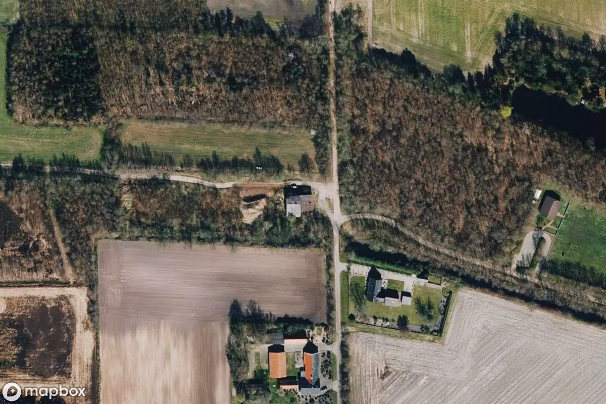 Satellitbild från luften av Torfabbau Gebäude, en övergiven  i Adorf, Tyskland