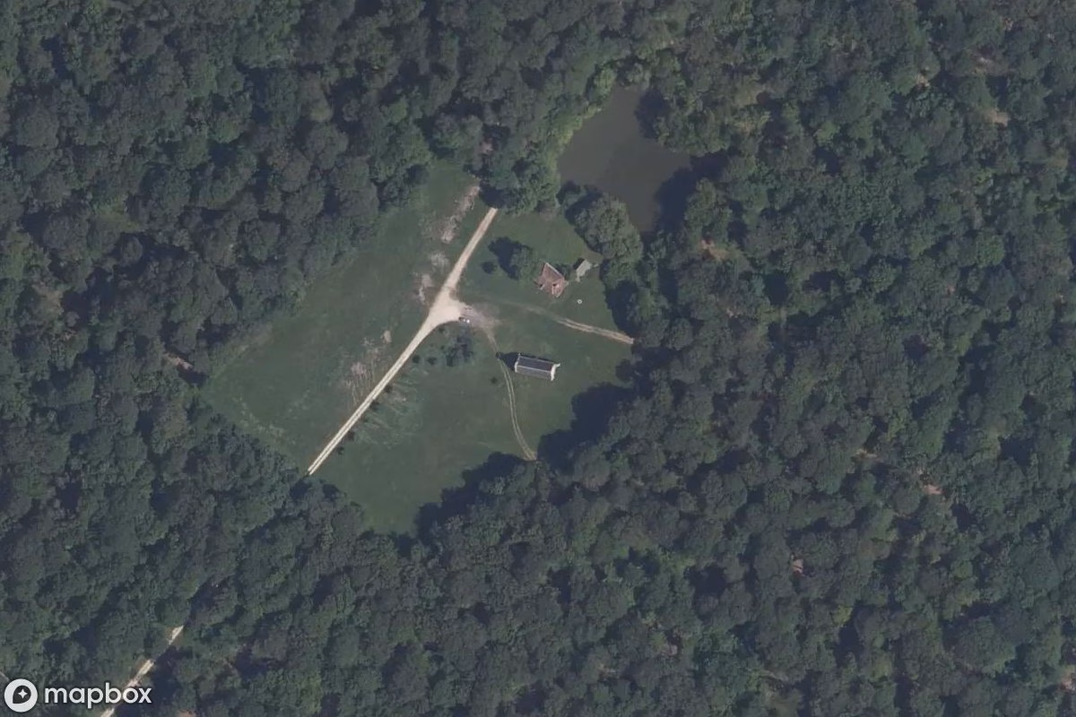 Satellitbillede set fra luften af Kapelle Perdux, et forladt Kirke i Lorges, Frankrig