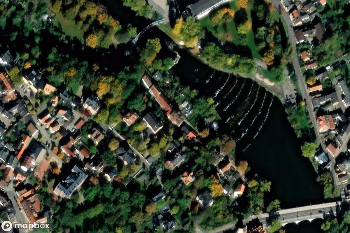 Satellietbeeld vanuit de lucht van Wohnhaus, een verlaten Woonhuis in Saalfeld/Saale, Duitsland