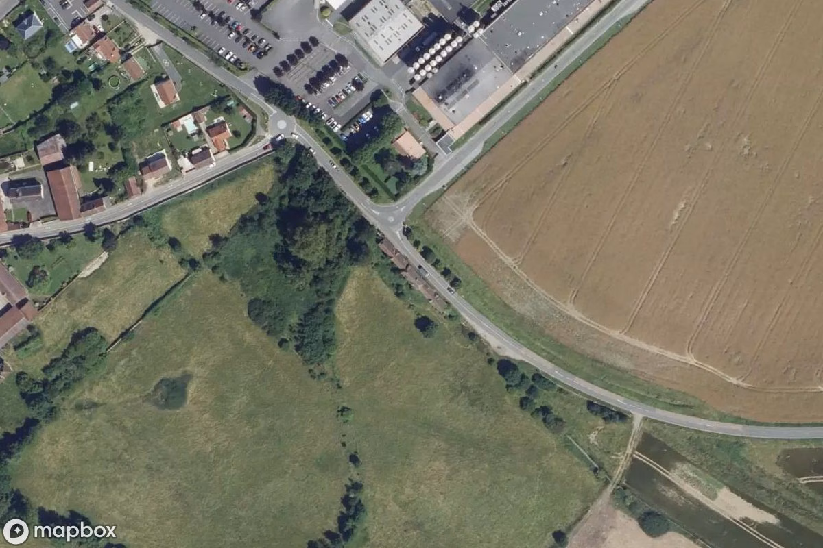 Satellitbillede set fra luften af Maison Longue, et forladt Beboelseshus i Hénonville, Frankrig