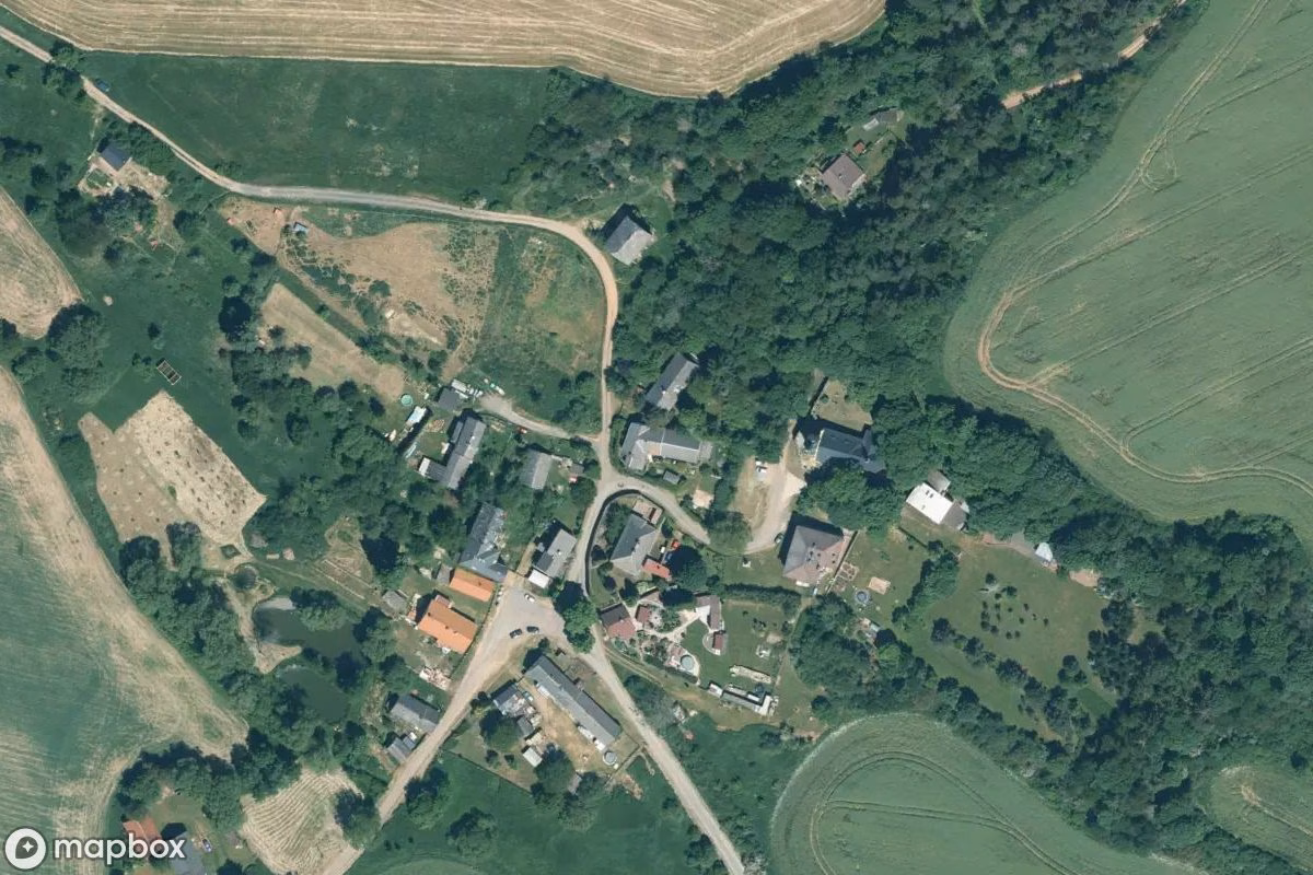 Műholdas légi felvétel Ghost Church - Legal helyszínről, egy elhagyatott  itt: Manětín, Csehország