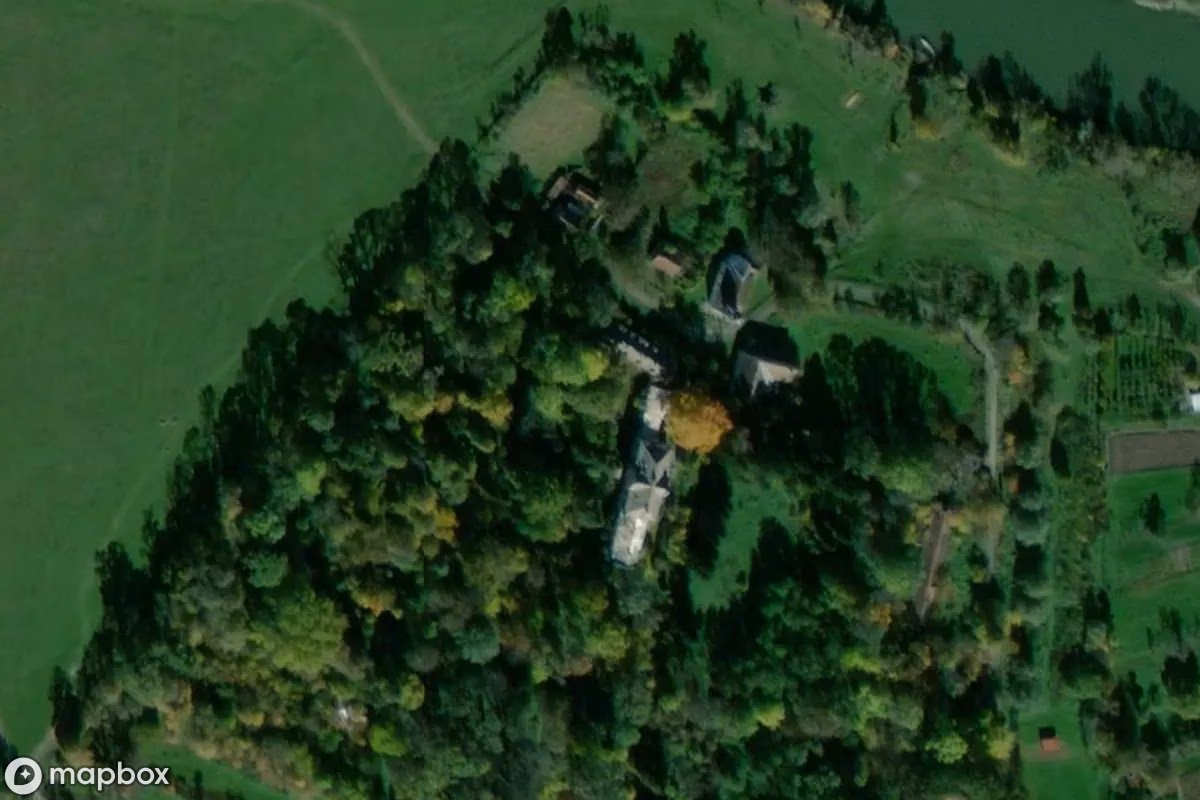 Satelitní letecký pohled na Mocioni Schloss, opuštěné Zámek v Bulci, Rumunsko