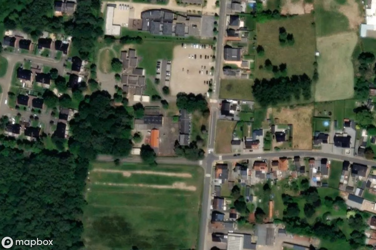 Vue aérienne satellite de Schule, un École abandonné à Maasmechelen, Belgique